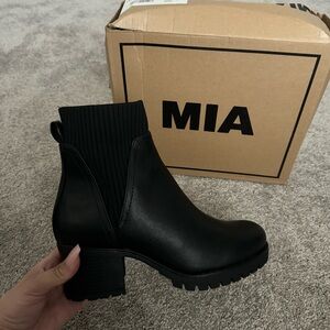 NWT MIA boots